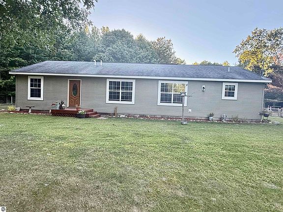 3rd image of 587 N Lewis Rd