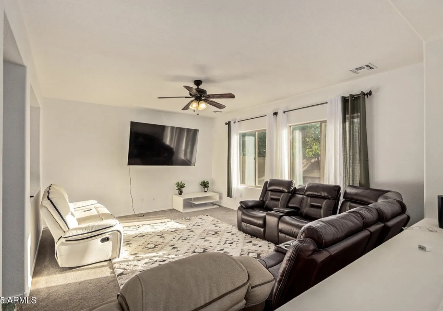 Fully renovated Family home in phoenix — Photo 2