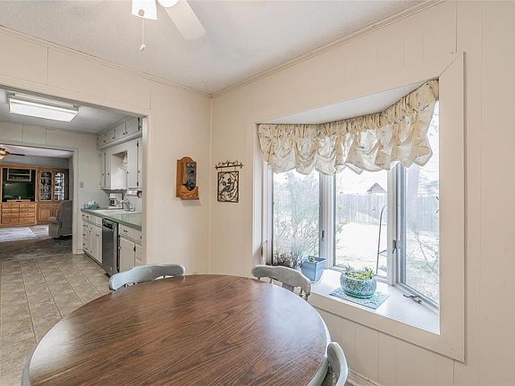 4th image of 608 Deer Dr