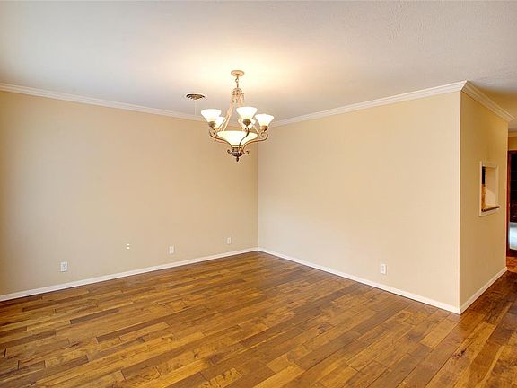 3rd image of 1819 Larkspur Dr
