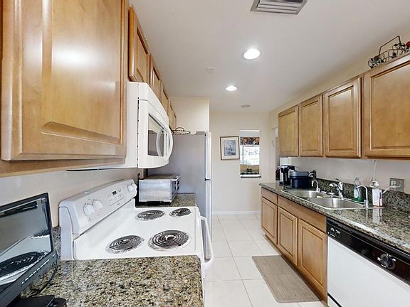 4th image of 8460 Casa Del Lago #E