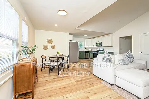 2422 Queen St Photo 1