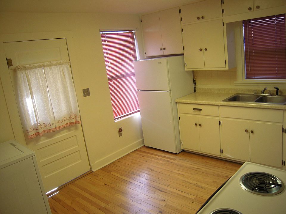 2nd image of 407 Stanford Dr SE