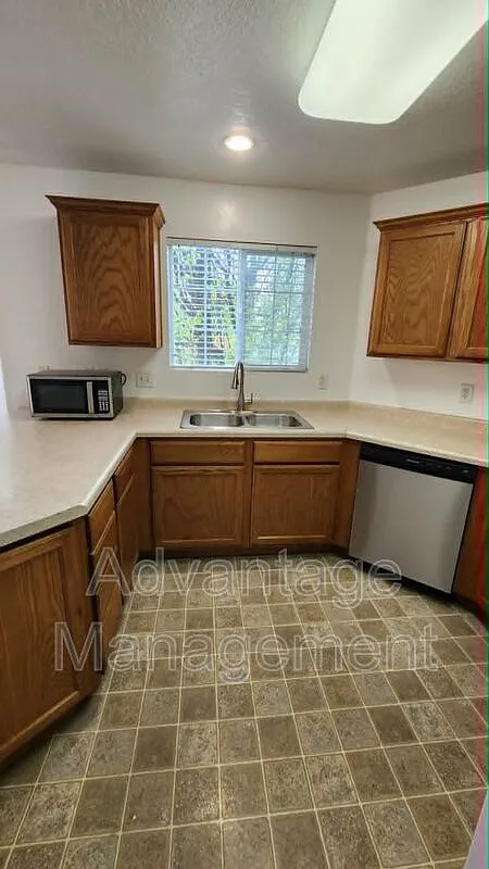 3 bed, 2.0 bath, 1237 sqft, $1,550 — Photo 4