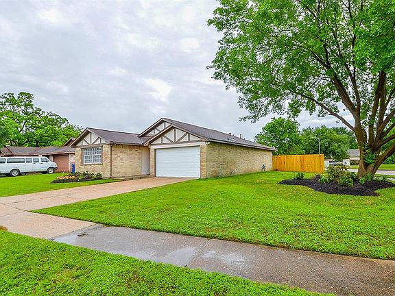 Beautiful single story on a corner lot. Ideal for family with children.