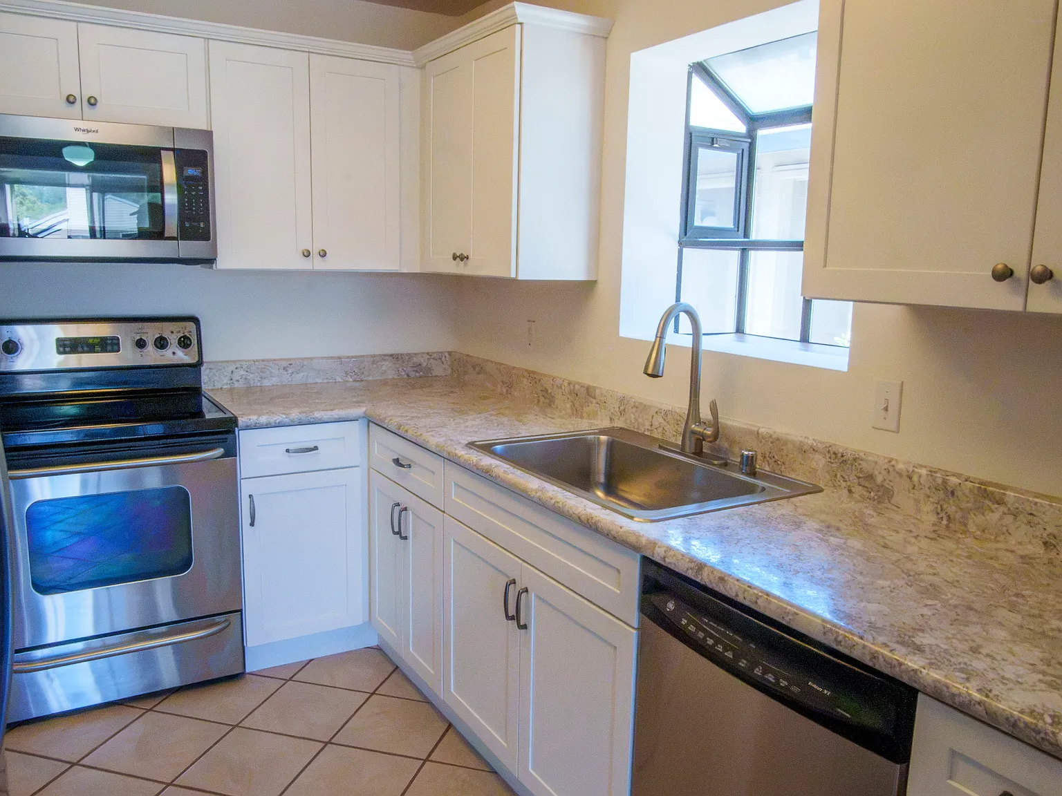 2 bed, 1034 sqft, $2,400 — Photo 3