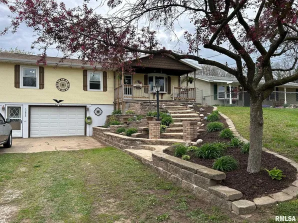 13829 1st St, Pekin, IL 61554