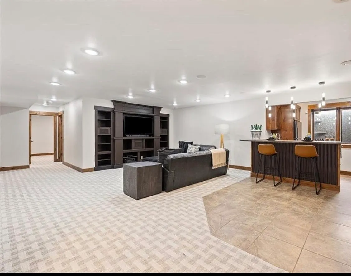 5 bed, 3818 sqft, $5,500 — Photo 4