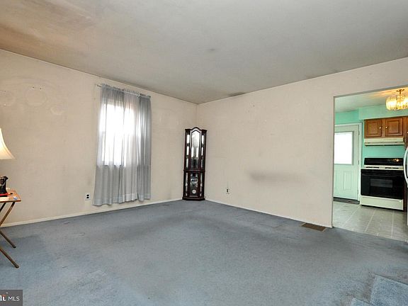 4th image of 25 Essex Ave