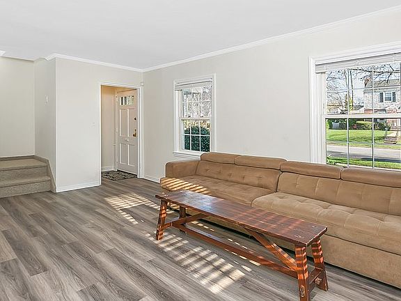 5th image of 143 Meadow St