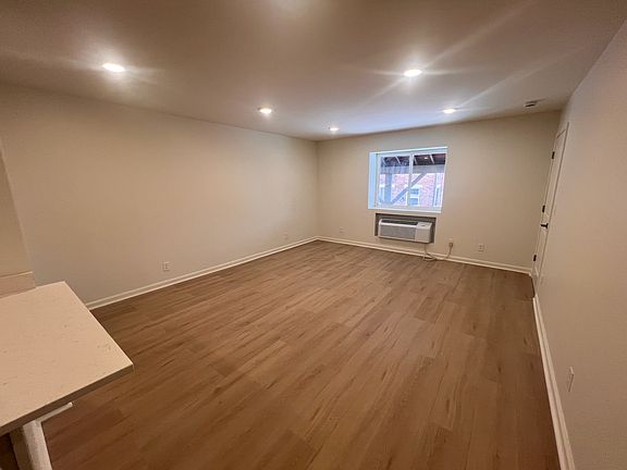 5th image of 711 Fairfield Ave #204