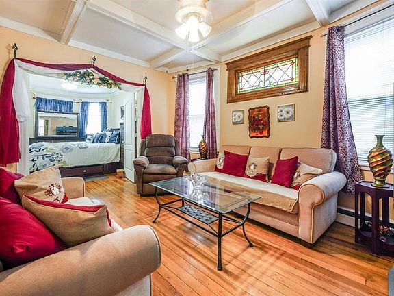 4th image of 375 Union St