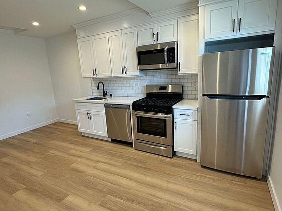 5th image of 6125 Whitsett Ave #13