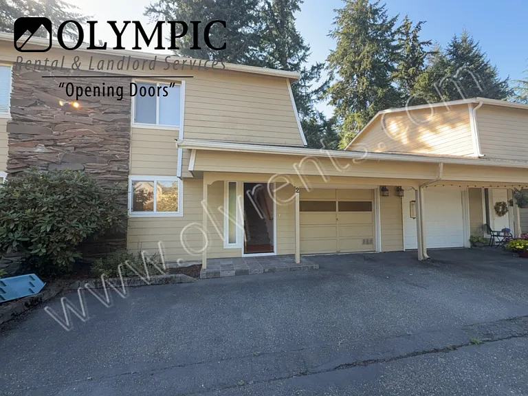 Don't miss out on this adorable 2 bedroom 1.5 bath townhome — Photo 1