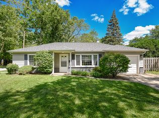 405 Bridle Ln, Wheaton, IL