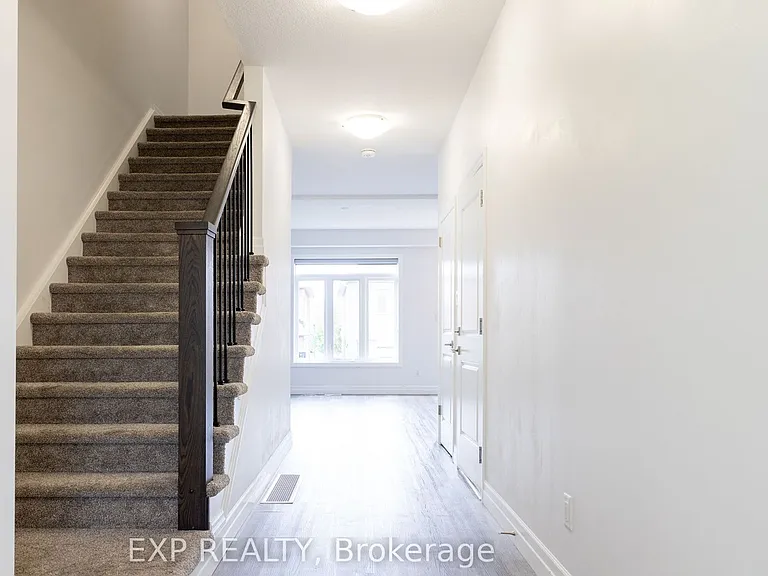 861 Edinburgh Dr — Photo 7