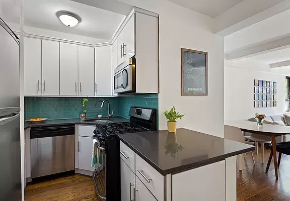 3rd image of 30 E 37th St APT 4K