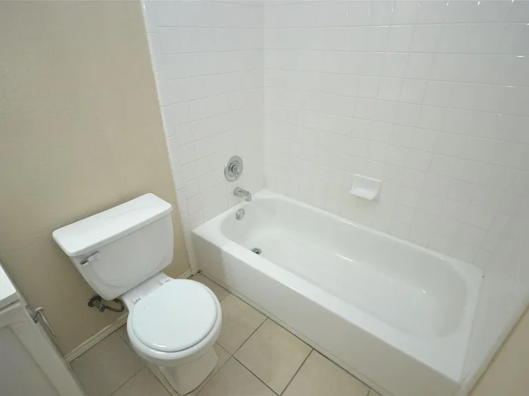 200 Lombard Dr — Photo 15