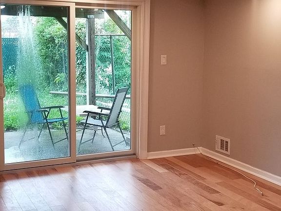 4th image of 98 Gary Ct #1