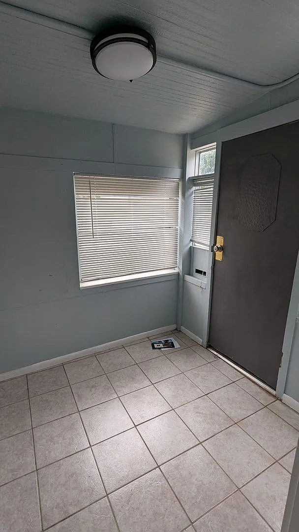 2-bedroom home close to shopping and transit — Photo 2