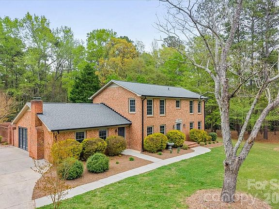 2nd image of 207 Williamsburg Ln