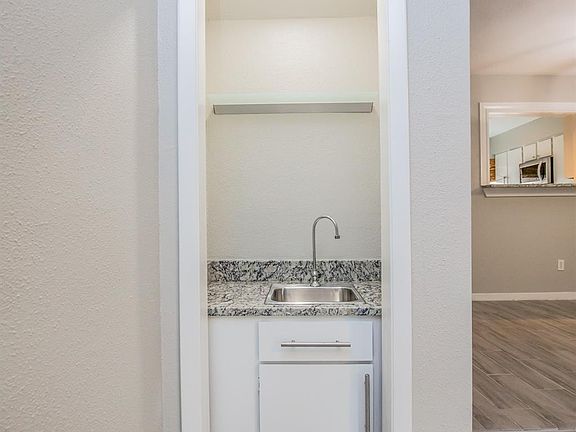 4th image of 5082 Glenmont Dr Building 7