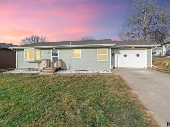704 E 9th St, Dell Rapids, SD 57022