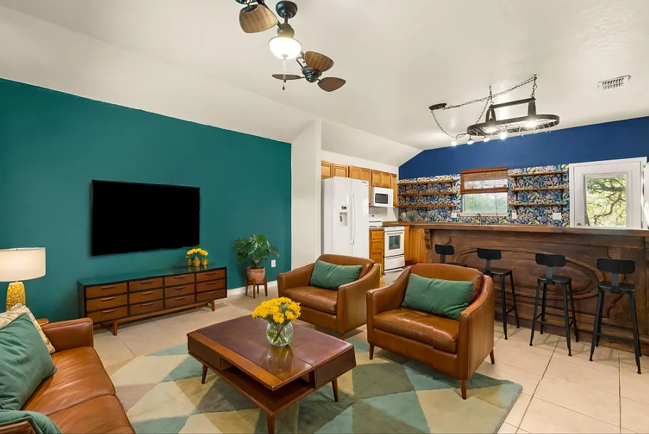 Charming 2-Bed Canyon Lake Duplex with Private Balcony, Fenced Yard & Modern Comforts — Photo 3