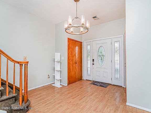 3rd image of 742 Maguire Ave