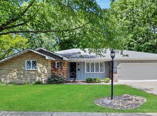 2713 N Woodhaven Dr, Peoria, IL 61604