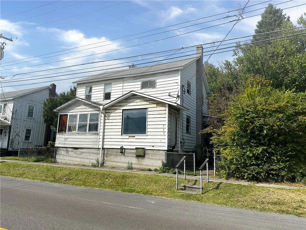583 Railroad St photo 1