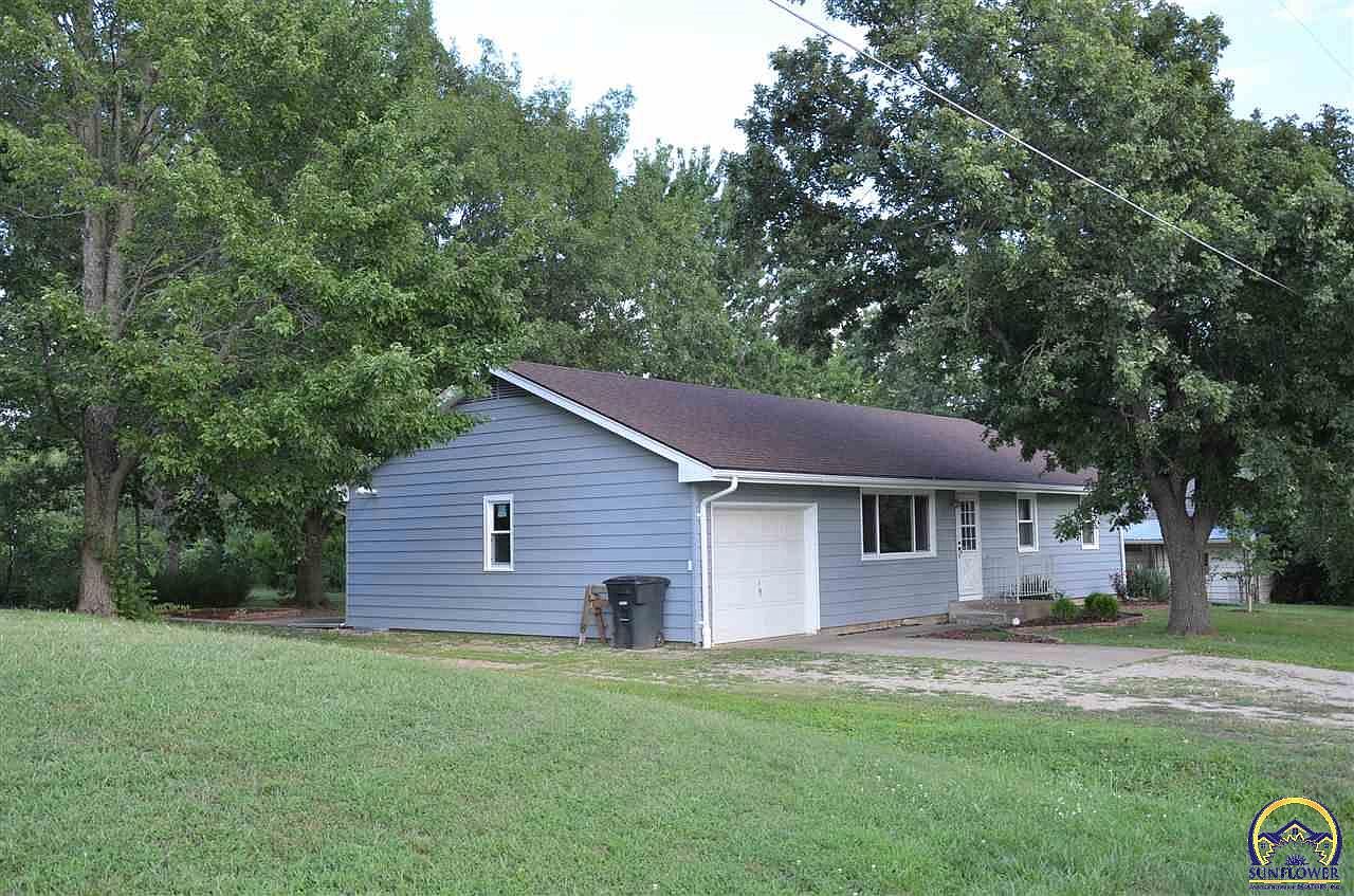 1011 Monroe St, Lyndon, KS 66451 Zillow