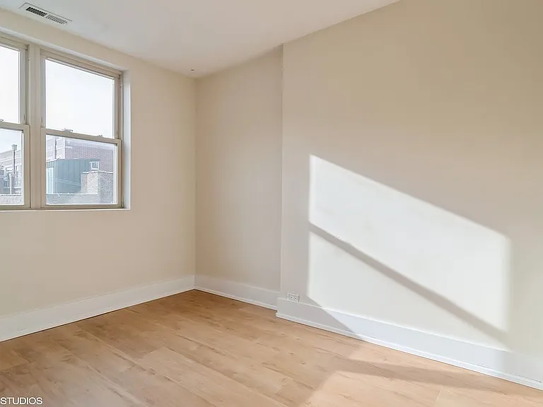 1047 W Madison St #203 — Photo 8