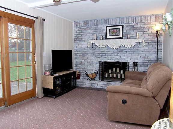 5th image of 12 Shamrock Ln