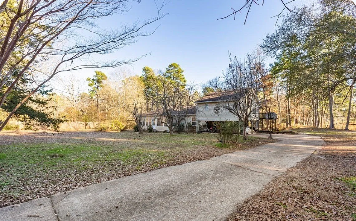 3 bed, 2488 sqft, $2,000 — Photo 3