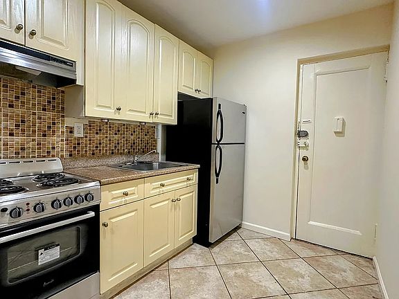 3rd image of 415 E 75th St APT 4