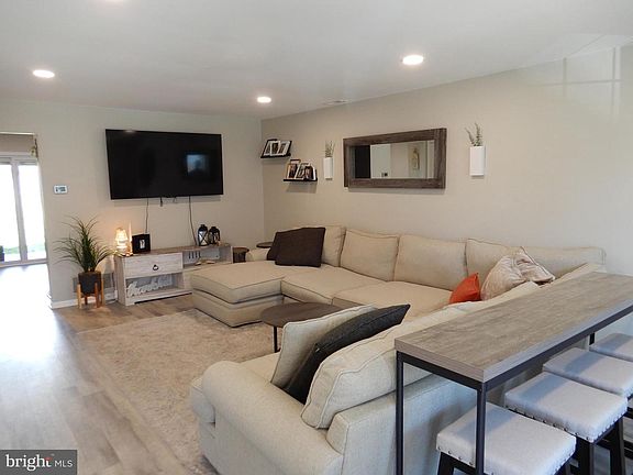 4th image of 72 Greenridge Cir