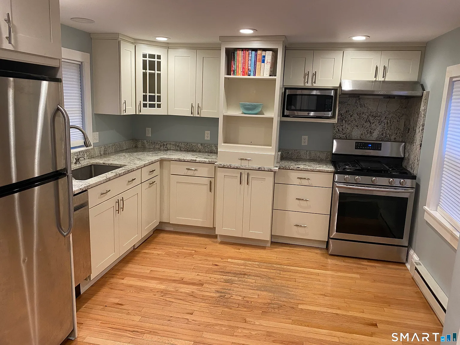 2 bed, 2.0 bath, 891 sqft, $3,300 — Photo 2
