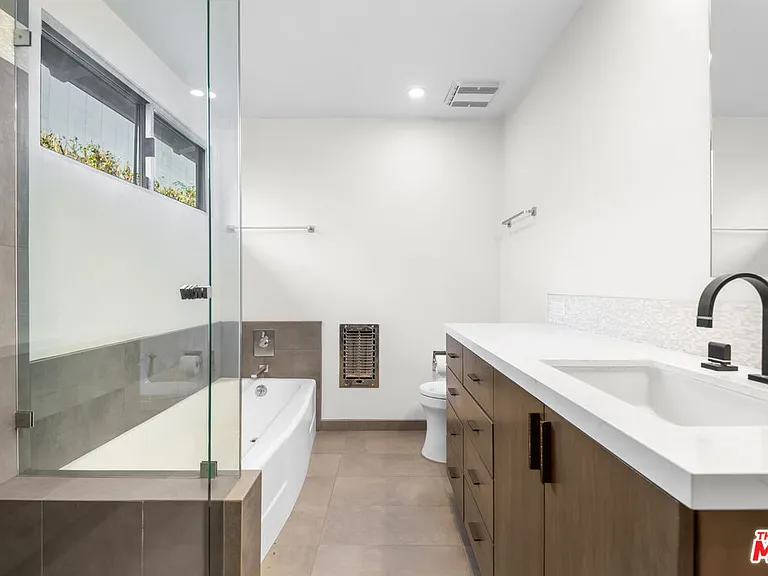 1127 Angelo Dr — Photo 16