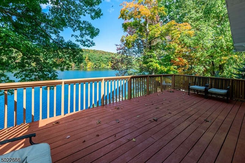 1st image of 7 Lakeshore Dr E