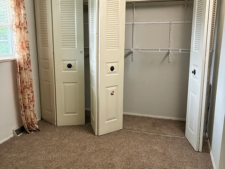 1211 Park Ln — Photo 2