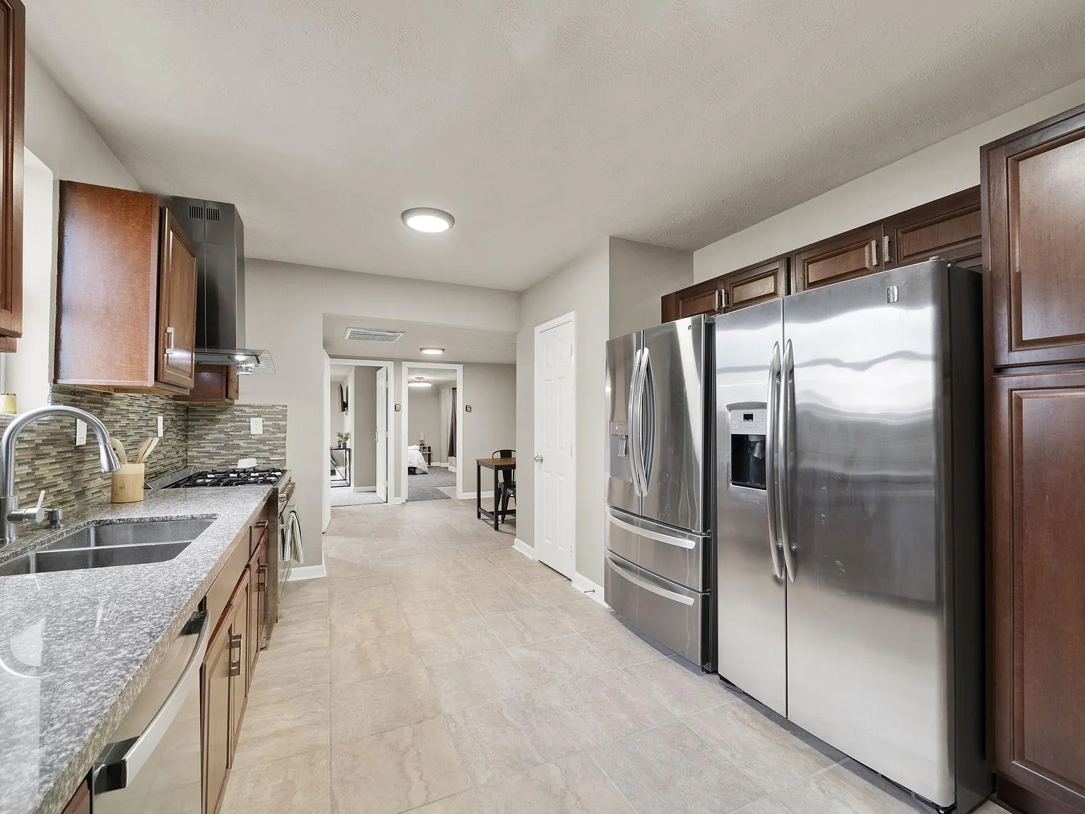 4 bed, 6.0 bath, 4452 sqft, $1,027 — Photo 4