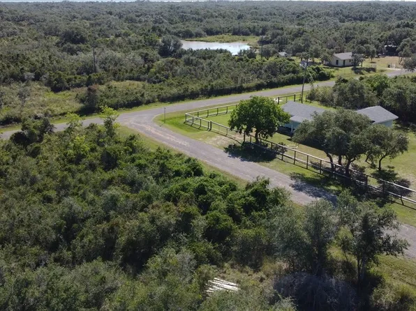 290 Woods Dr, Rockport, TX 78382