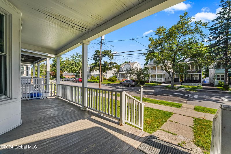 4th image of 88 Woodlawn Avenue