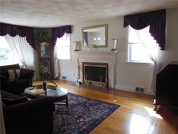 3rd image of 372 Garden City Dr