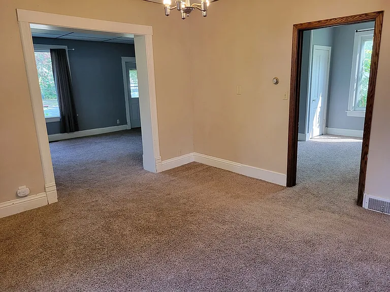 512 E Maple St — Photo 11