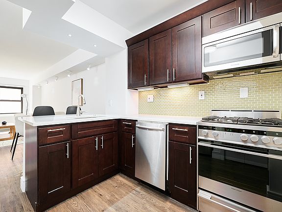 4th image of 225 E 63rd St #5MA