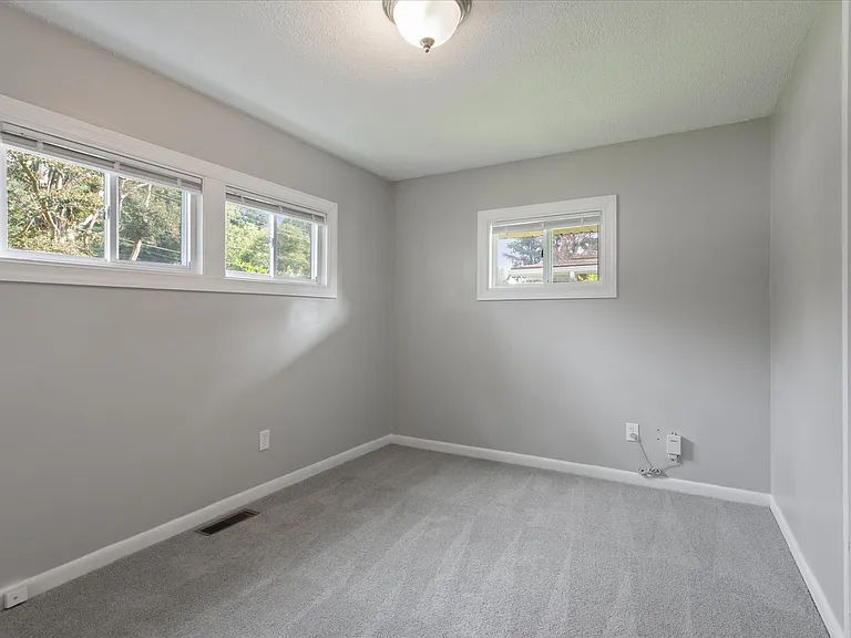 72 Ferguson Ln — Photo 25
