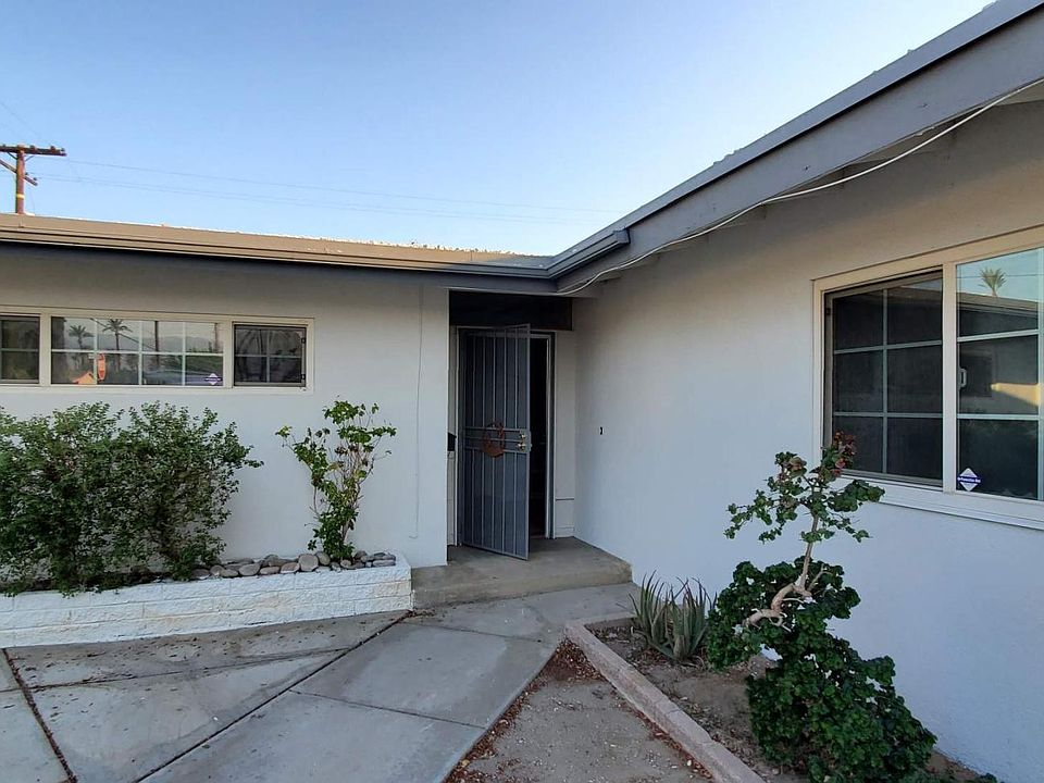 Beautiful front picture of the house! All newly painted summer 2021.