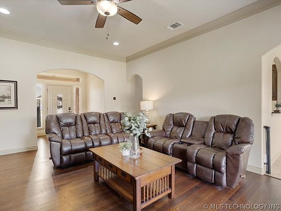 5th image of 3425 Overland Dr